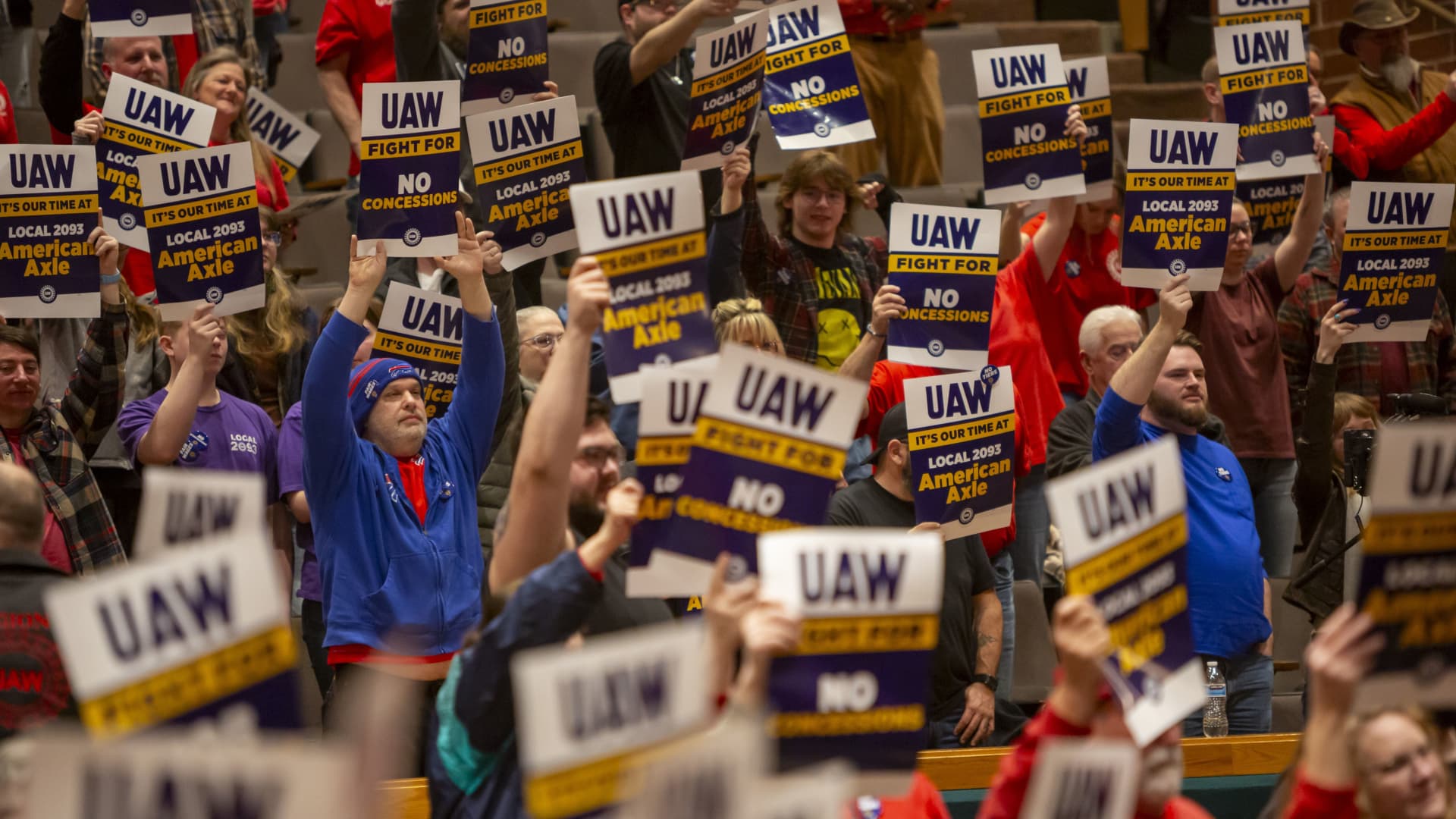 Страйк профспілки UAW: Припинення роботи загрожує виробництву вантажівок GM 2