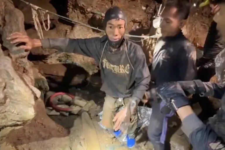 Рятувальники припинили пошуки двох зниклих чоловіків у печері Лаосу 28