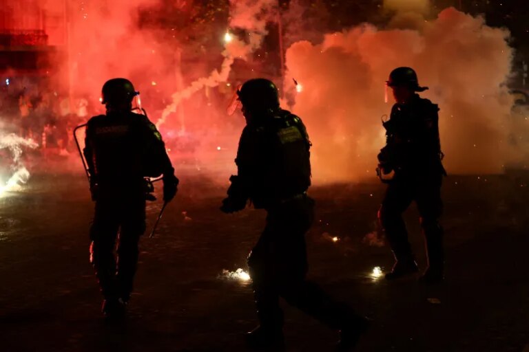 Прем'єр Франції прискорює ухвалення закону про безпеку після заворушень на матчі PSG 13 Прем'єр Франції прискорює ухвалення закону про безпеку після заворушень на матчі PSG 13