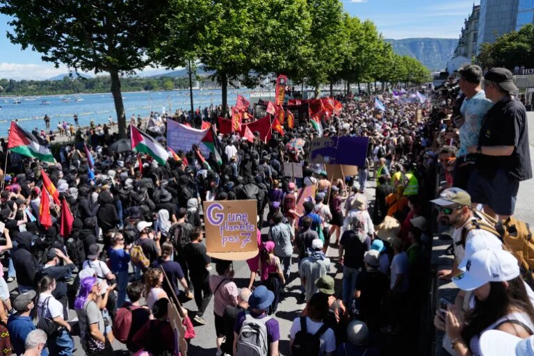 Тисячі протестують перед самітом G7: світові лідери збираються на зустріч 21
