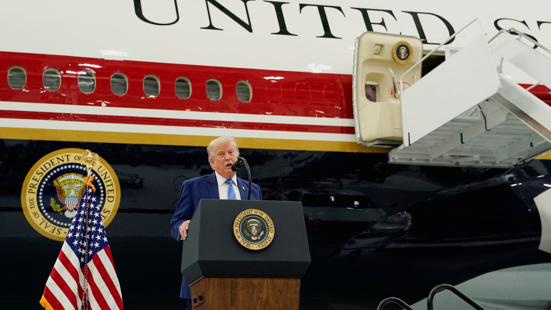 Трамп представляє новий Air Force One — переобладнаний катарський літак 2 Трамп представляє новий Air Force One — переобладнаний катарський літак 2