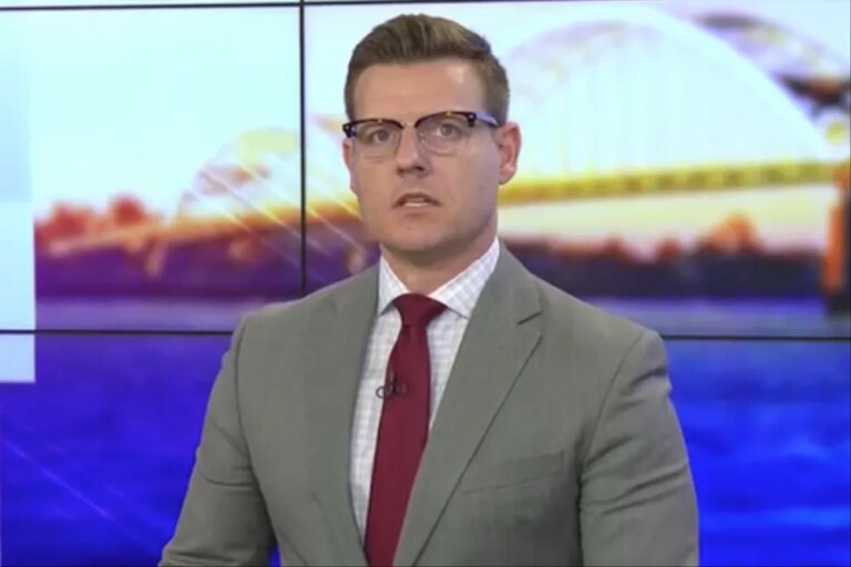 Ведучий Дастін Нолан з Айови викриває "відцензуровані новини" під час ефіру! 7