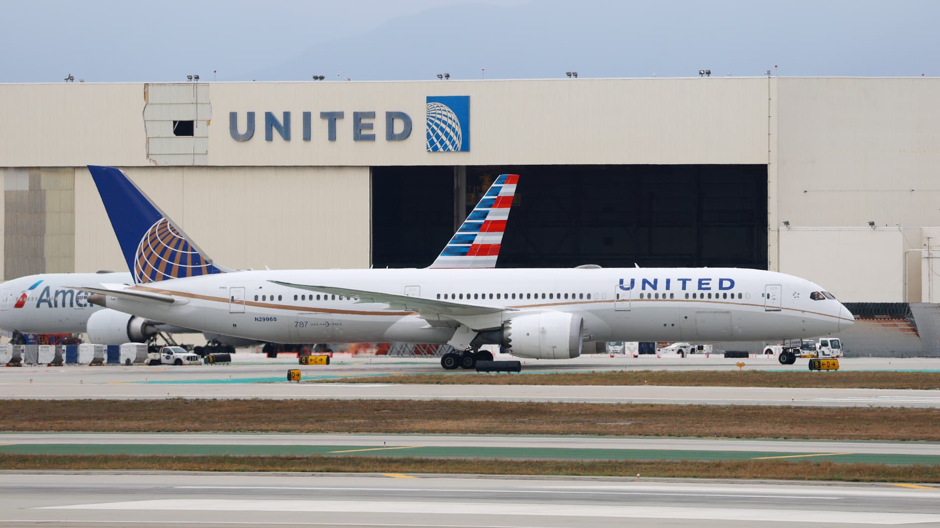 Голова United Airlines відкидає ідею злиттів після відмови American Airlines 2 Голова United Airlines відкидає ідею злиттів після відмови American Airlines 2