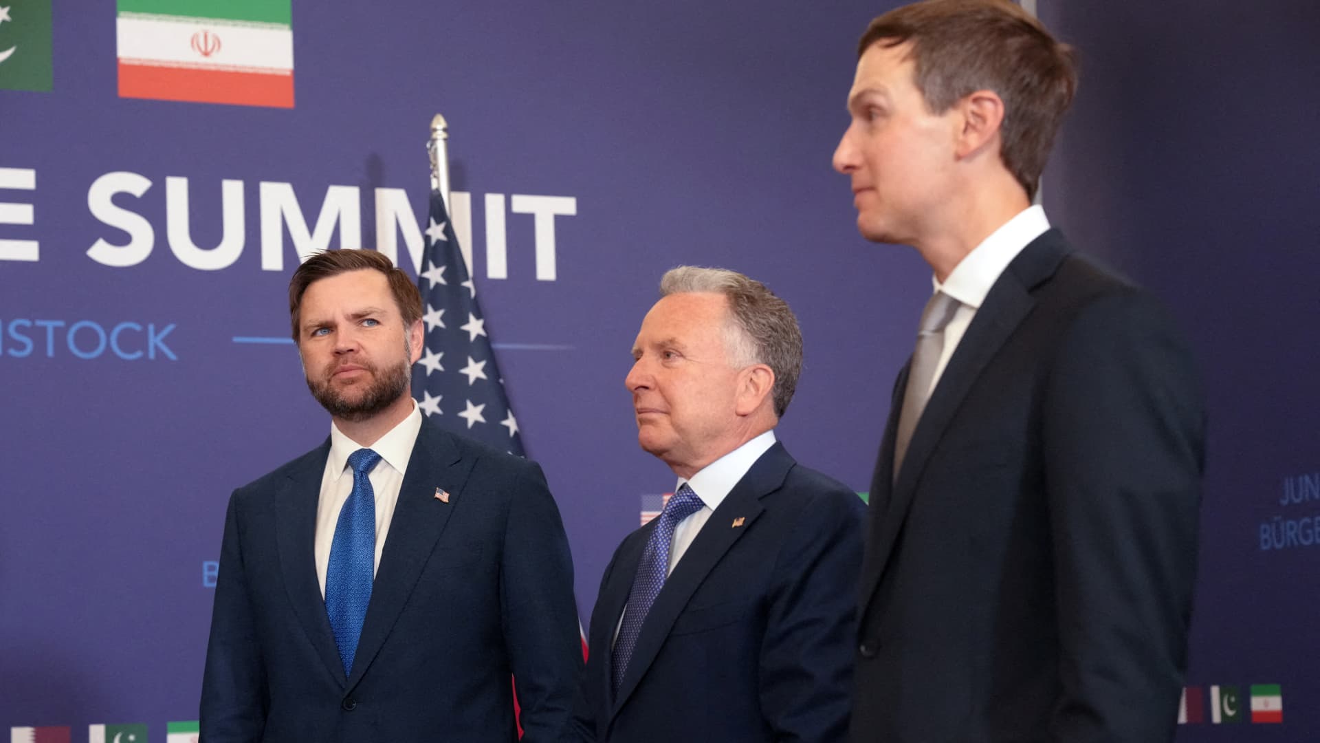 **"На тлі зростання напруженості: Держсекретар США Ванс у Швейцарії для переговорів щодо Ірану"** 2 **"На тлі зростання напруженості: Держсекретар США Ванс у Швейцарії для переговорів щодо Ірану"** 2