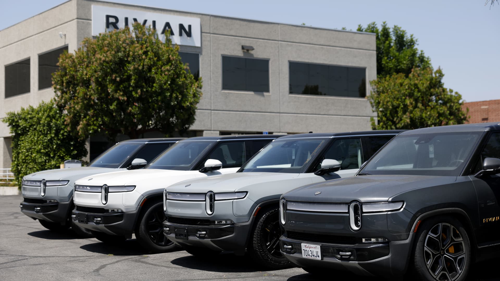 Rivian скорочує сотні працівників напередодні запуску R2 2 Rivian скорочує сотні працівників напередодні запуску R2 2