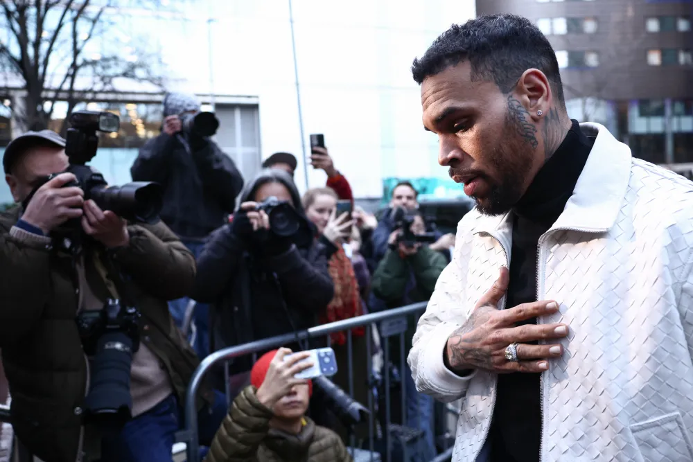 Кріс Браун (Chris Brown) виплатить хатній робітниці 13 мільйонів доларів за напад собаки 2 Кріс Браун (Chris Brown) виплатить хатній робітниці 13 мільйонів доларів за напад собаки 2