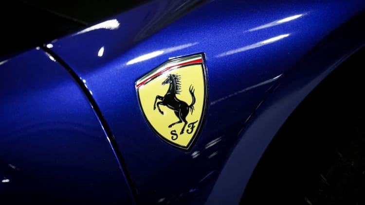 Lamborghini представила новий гібридний SUV Urus, відмовившись від електромобілів 4